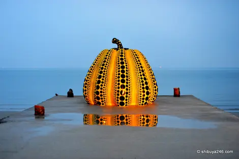 Riesiger Kürbis auf Naoshima von Yayoi Kusama